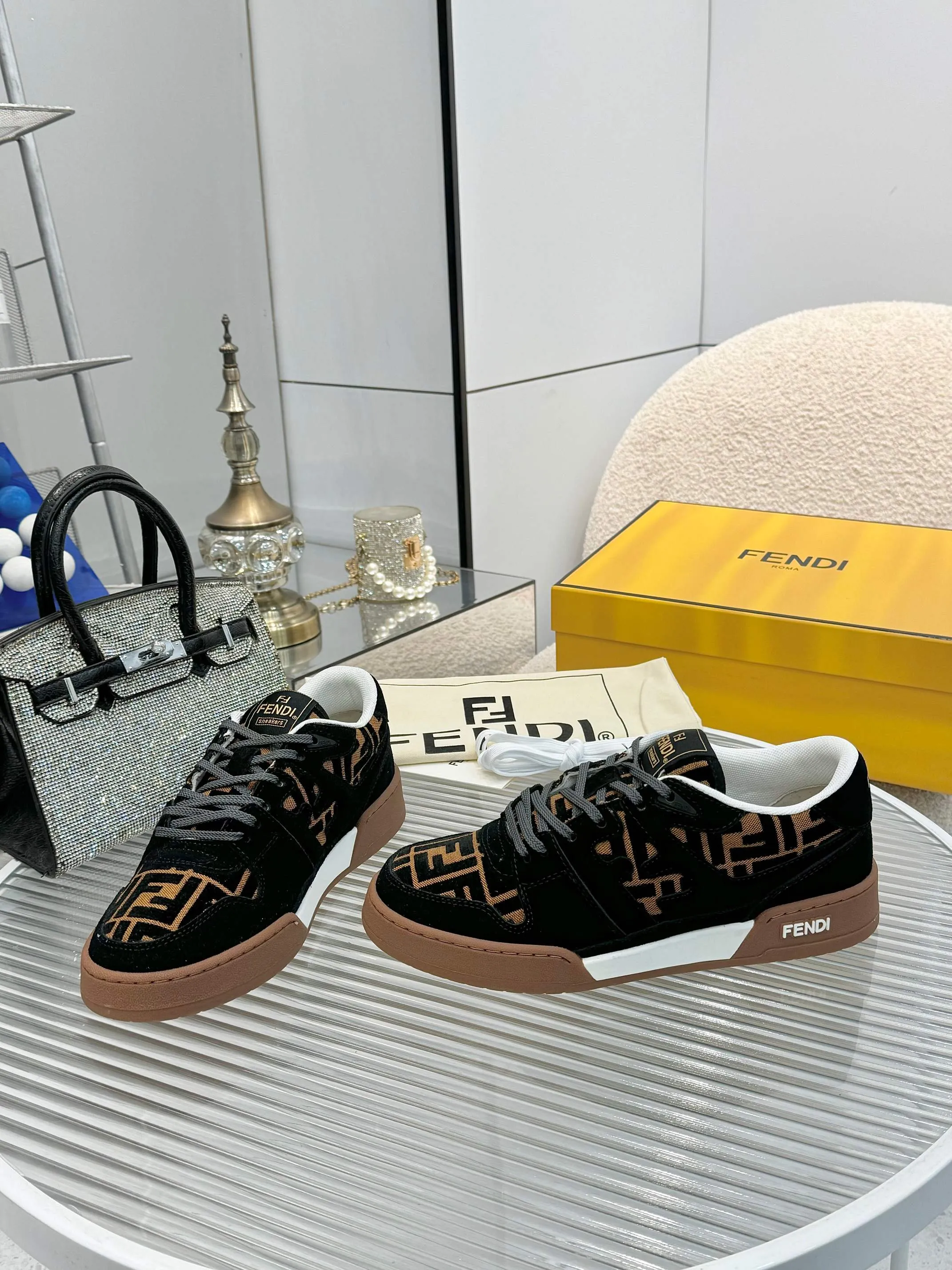 p620🐮🐮New❤Top super A version💯 Fendi Fendi 2025 New Year's King Explosive Style🔥 Many💑stars have the same style FD match. Original purchase for RMB14440. One to one replica. Designer Kim Jones's first sneaker fendi match and Donkey brand Trainer basketball sneakers, fresh blood injection and FF retro design It combines fashion and super comfort. [Wise] Whoever doesn’t grab it will regret it [There are many shoe uppers on the market with different color matching and cut corners in workmanship. The color matching and craftsmanship of my shoe upper are absolutely the same as the genuine products at the counter. Welcome to compare. Feet: Mesh injection molding pads 🎯 Soles: Please look for the original molded multi-color TPU outsole (❌ non-rubber sole) 🎯 Size: Female 35-41 Male 38-45 🎯 Packaging: Original 1:1 matching high-end packaging 🎁